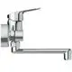 Wandarmatur aus Chrom von Ideal Standard mit einem langen, geraden Auslauf. Der Druckgriff ist gut sichtbar und zur Steuerung des Wasserdurchflusses gedacht.